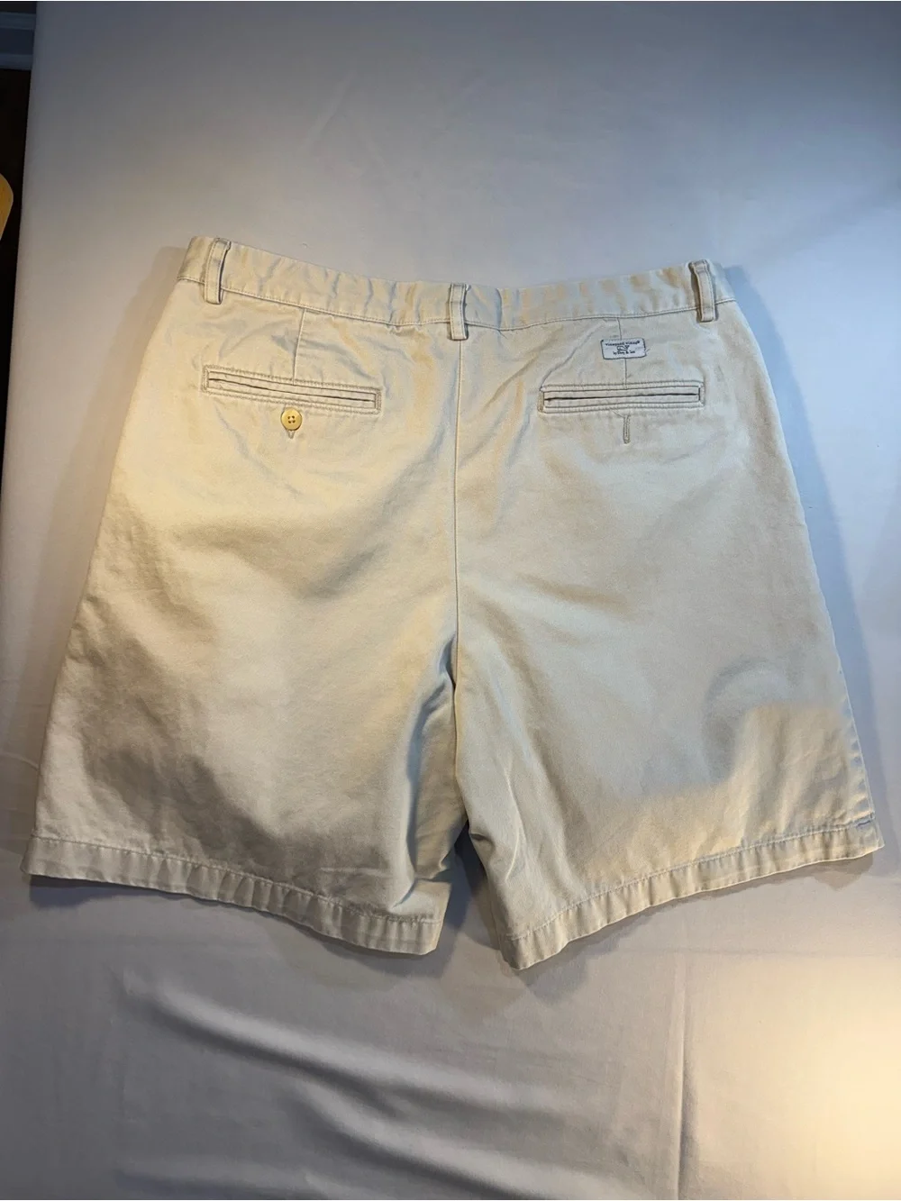 Vineyard Vines Men’s Cream Flat-Front Cotton Shorts